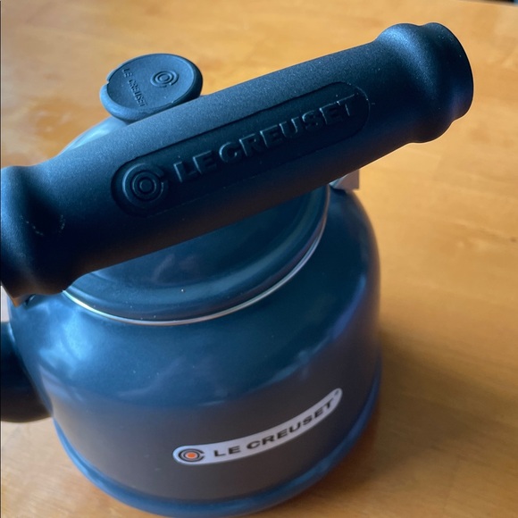 Le Creuset tea kettle - Picture 9 of 11